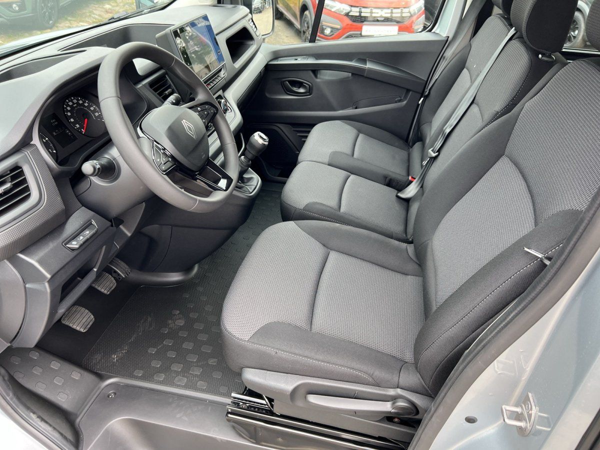 Renault Trafic Innenraum Fahrerseite mit Lenkrad, Touchscreen und grauen Stoffsitzen