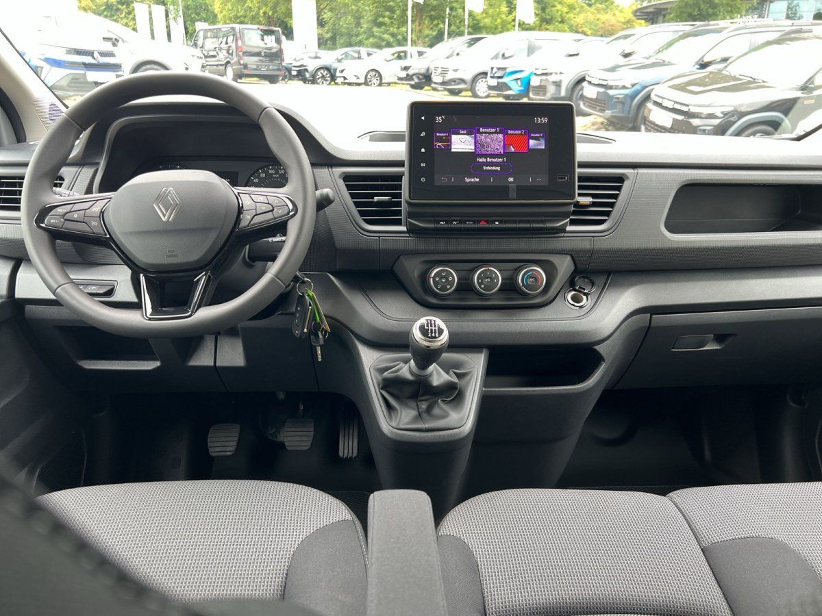 Renault Trafic Innenraum mit Cockpit, Lenkrad, Infotainment-Display und Schaltgetriebe