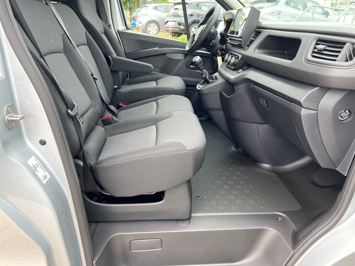 Innenraum eines Volkswagen Transporter T7 mit Doppelsitzbank und Schaltgetriebe im Autohaus