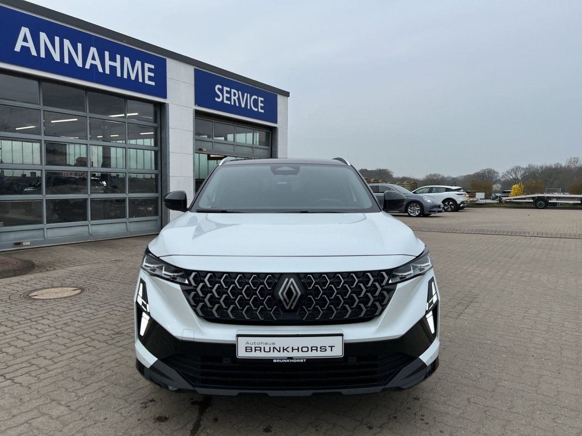 Renault Austral SUV weiß von vorne - Frontansicht mit charakteristischem Kühlergrill im Showroom