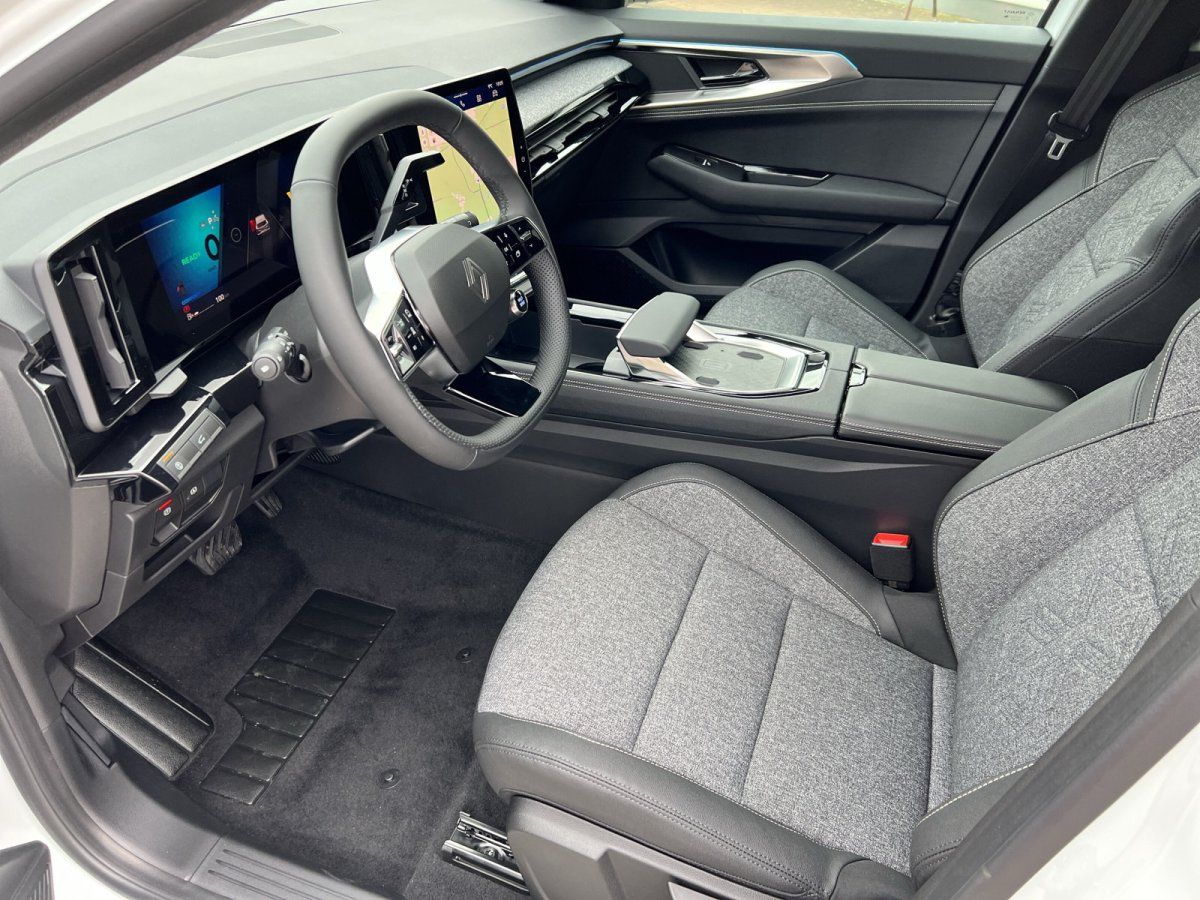 Renault Austral Innenraum - Cockpit mit digitalem Display, Lenkrad und grauen Stoffsitzen