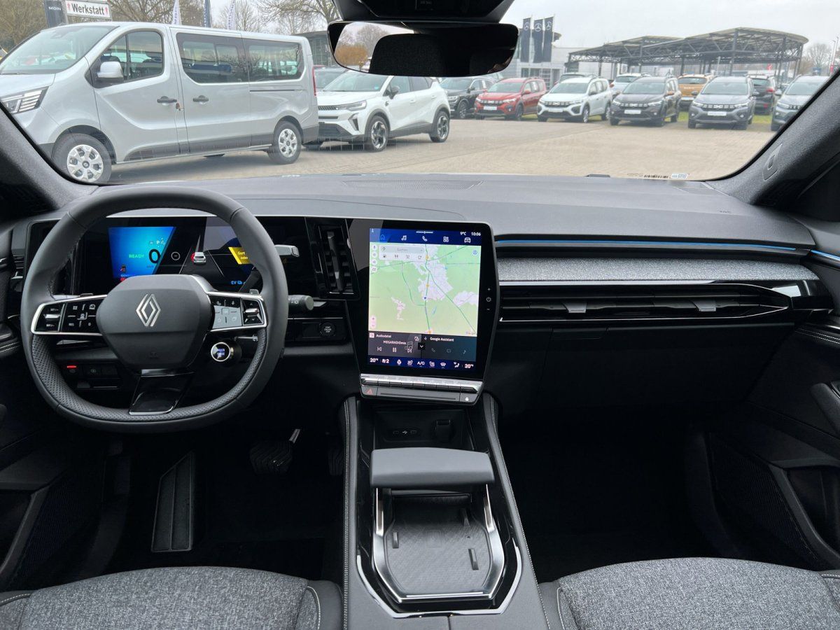Renault Innenraum mit digitalem Cockpit und Navigationssystem im Autohaus