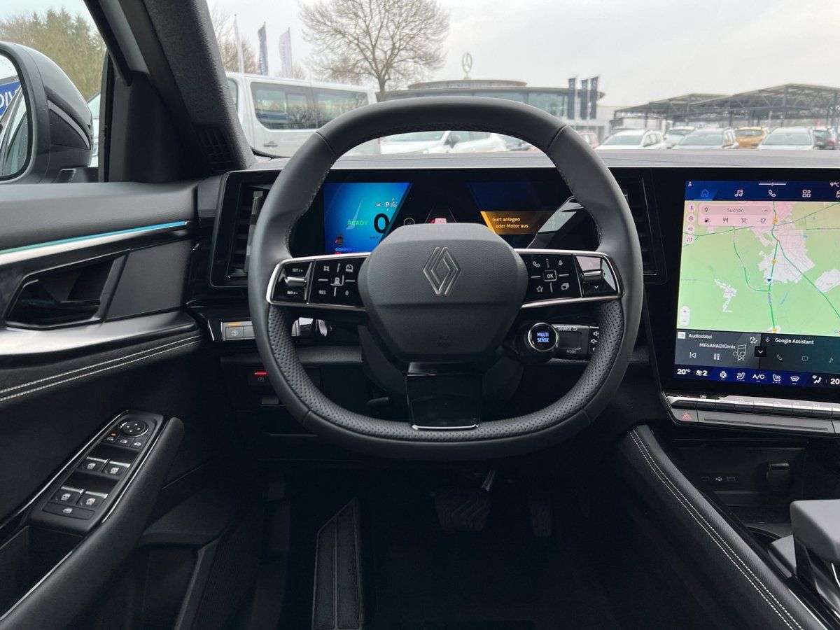 Modernes Fahrzeug-Cockpit mit Touchscreen und digitalen Anzeigen
