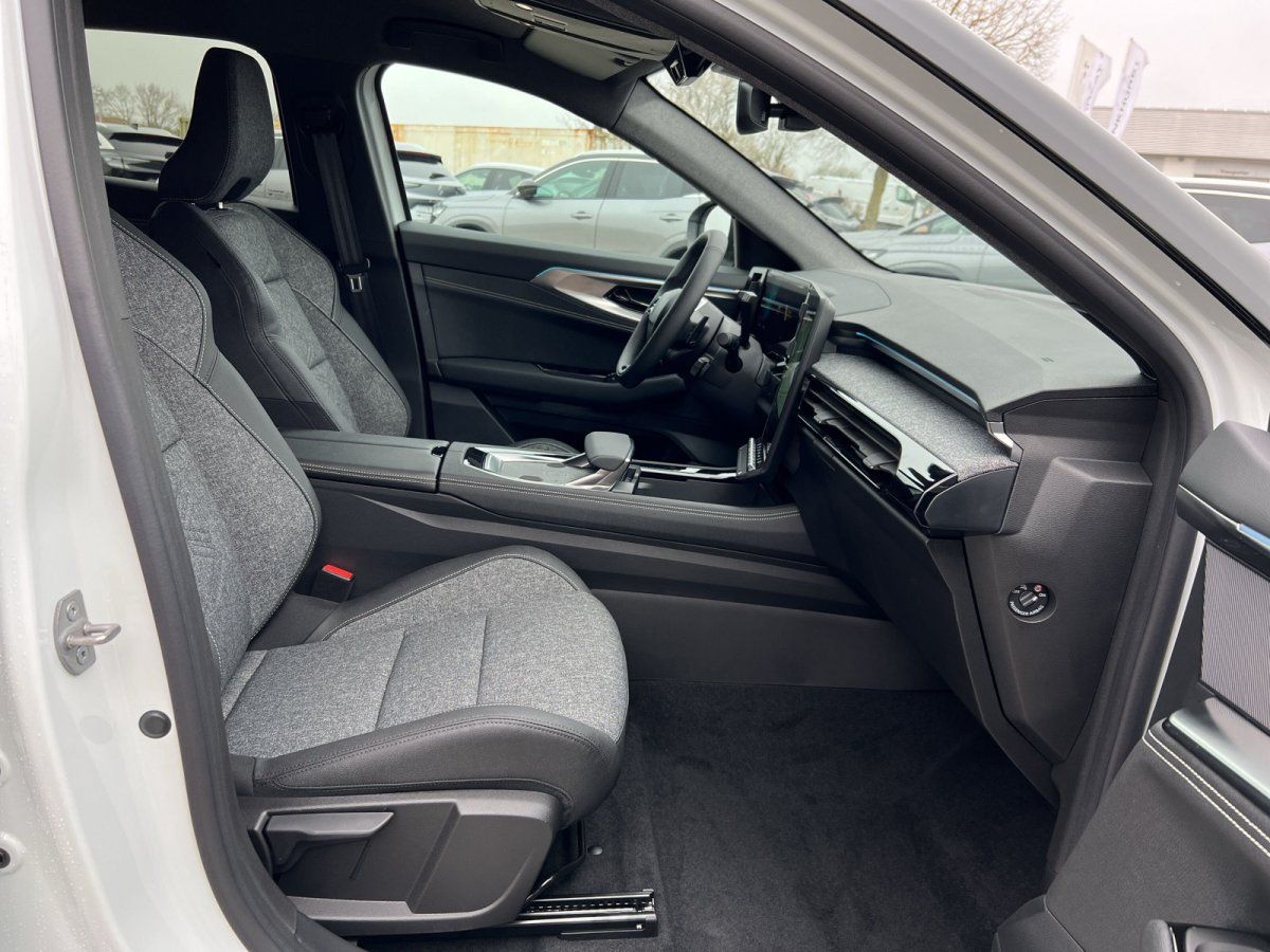 Fahrzeuginnenraum mit grauen Sitzen und modernem Armaturenbrett