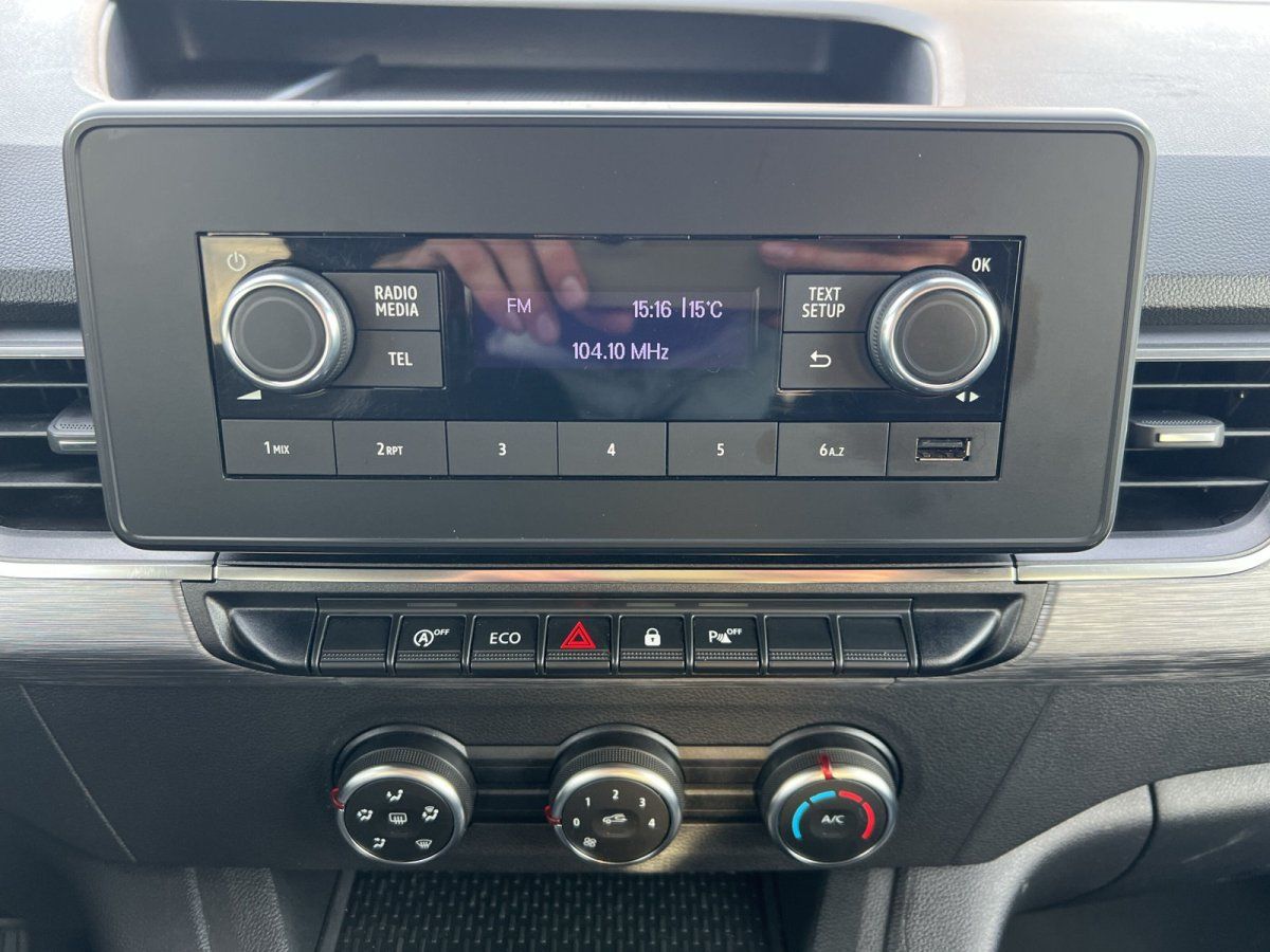 Fahrzeug Innenraum Mittelkonsole mit Radio, Klimabedienung und Infotainment-Display