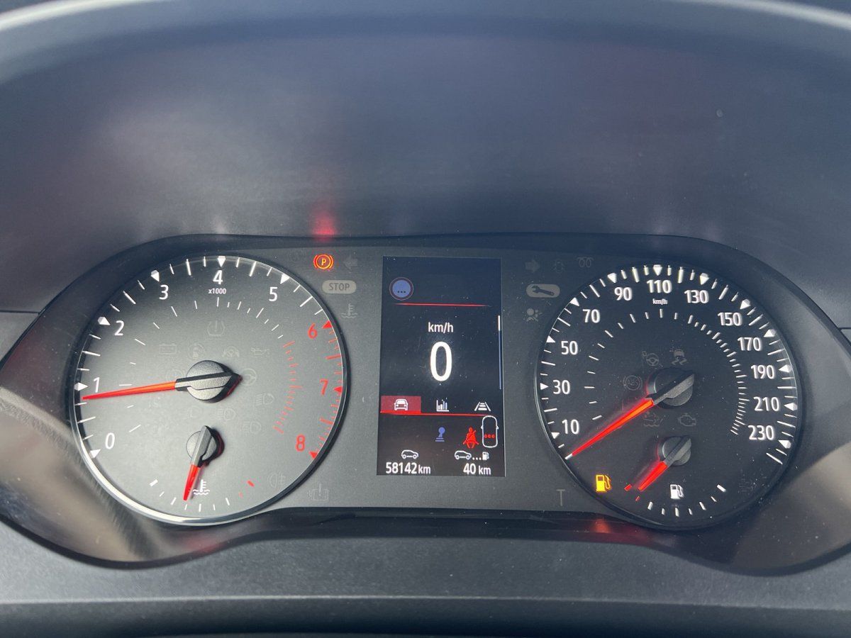 Fahrzeug-Innenraum mit Armaturenbrett und Tacho im Autohaus-Showroom