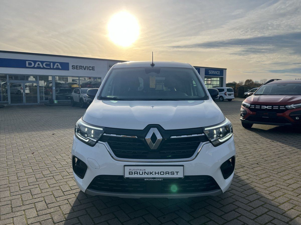 Weißer Renault Kangoo Van Frontansicht im Autohaus Brunkhorst Showroom