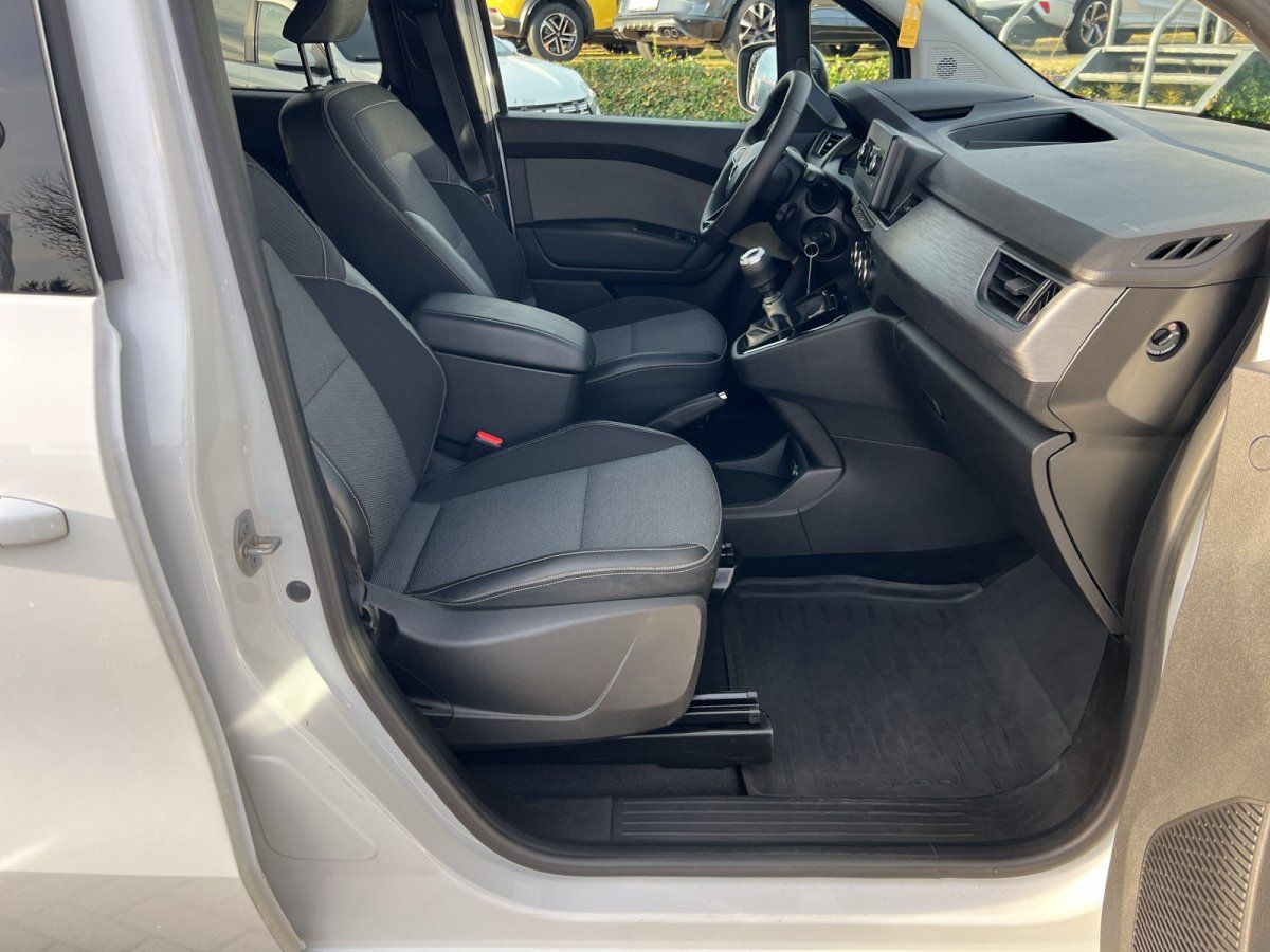 Fahrzeug Innenraum Vordersitze mit Armaturenbrett und Schaltgetriebe in grauem Design