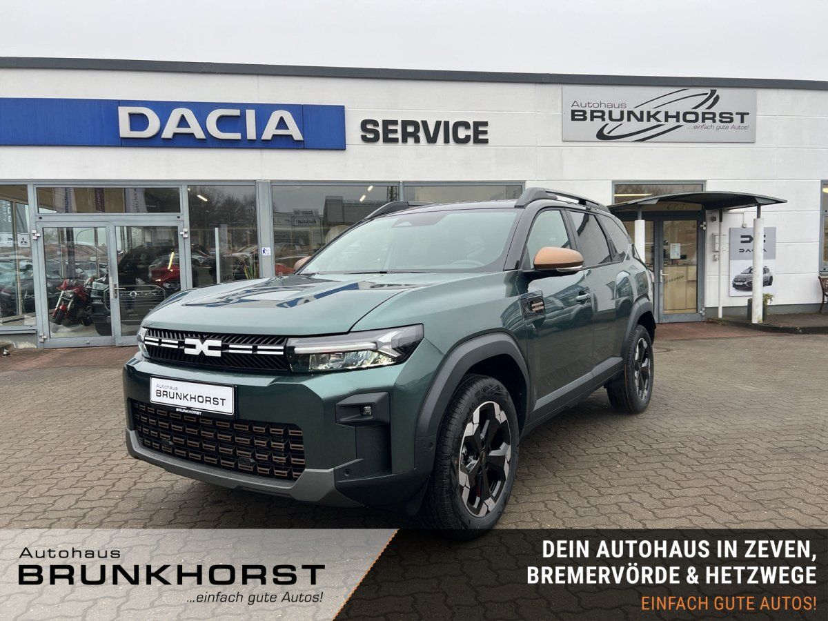 Dacia Duster SUV in Dunkelgrün im Autohaus Brunkhorst Showroom