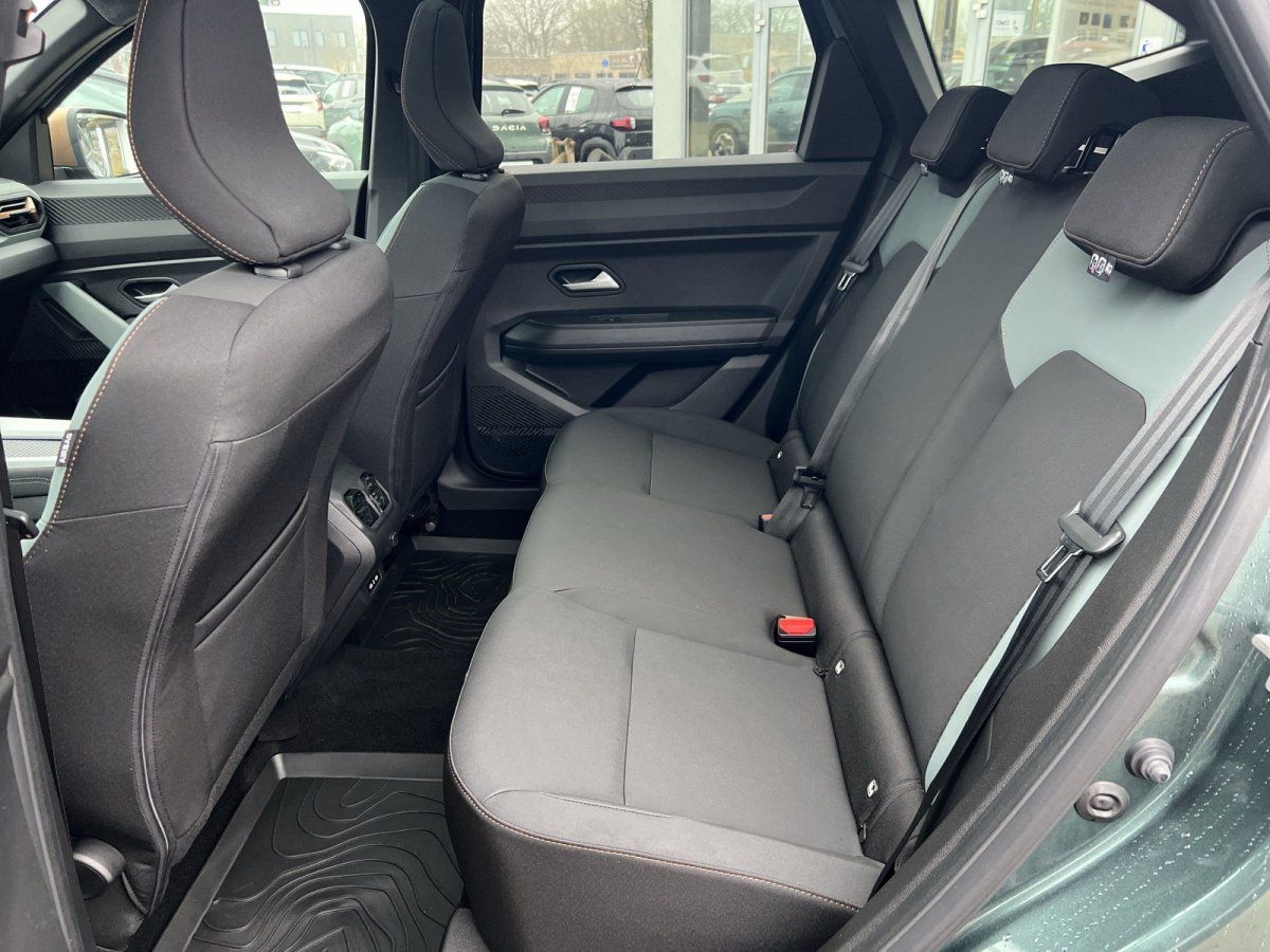 Schwarzes Leder-Interieur Rücksitzbank eines modernen SUV mit Sicherheitsgurten