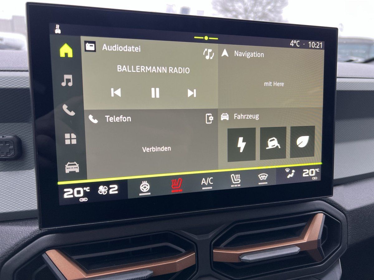 Innenraum eines SEAT/CUPRA mit Infotainment-Display im Autohaus-Showroom