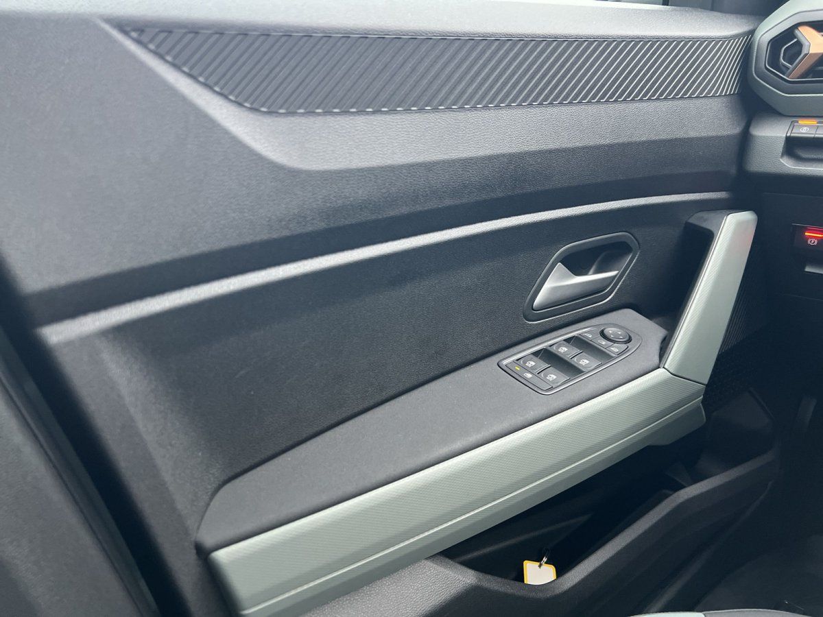 Fahrzeugtür von innen in modernem Autohaus mit weiteren Ausstellungsfahrzeugen im Hintergrund