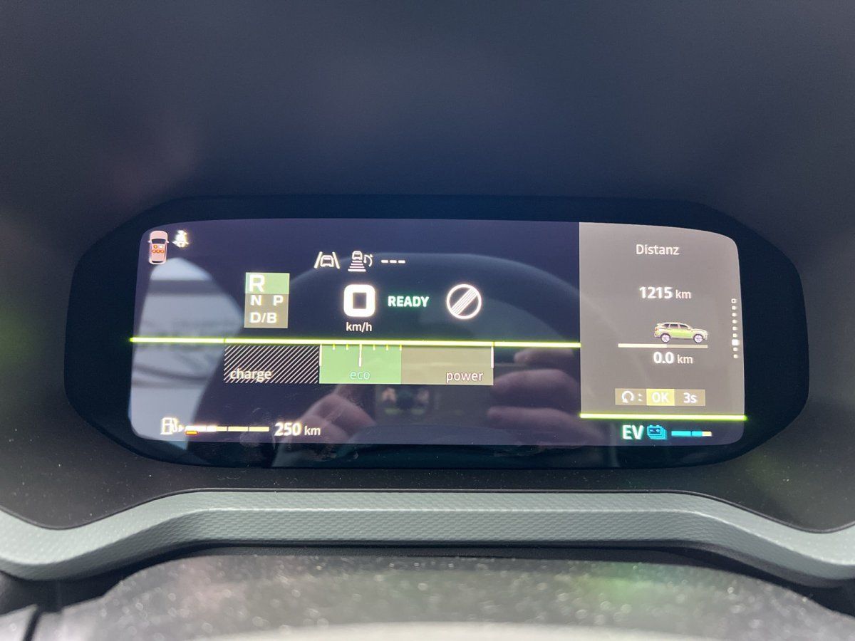 Digitales Kombiinstrument eines Hybrid-SUV mit Reichweitenanzeige 250 km und EV-Modus im Autohaus