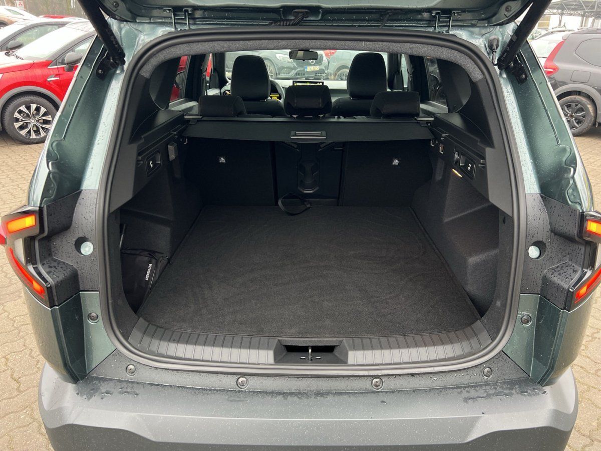 Grüner SUV Kofferraum geöffnet von hinten – geräumiger Laderaum im Autohaus