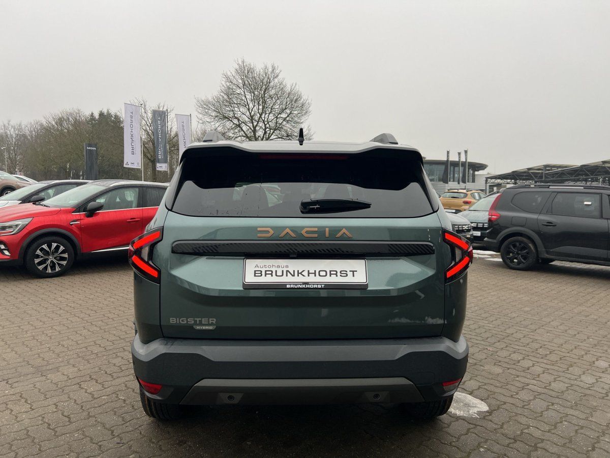 Dacia Bigster SUV in Grün – Heckansicht im Autohaus Brunkhorst Showroom