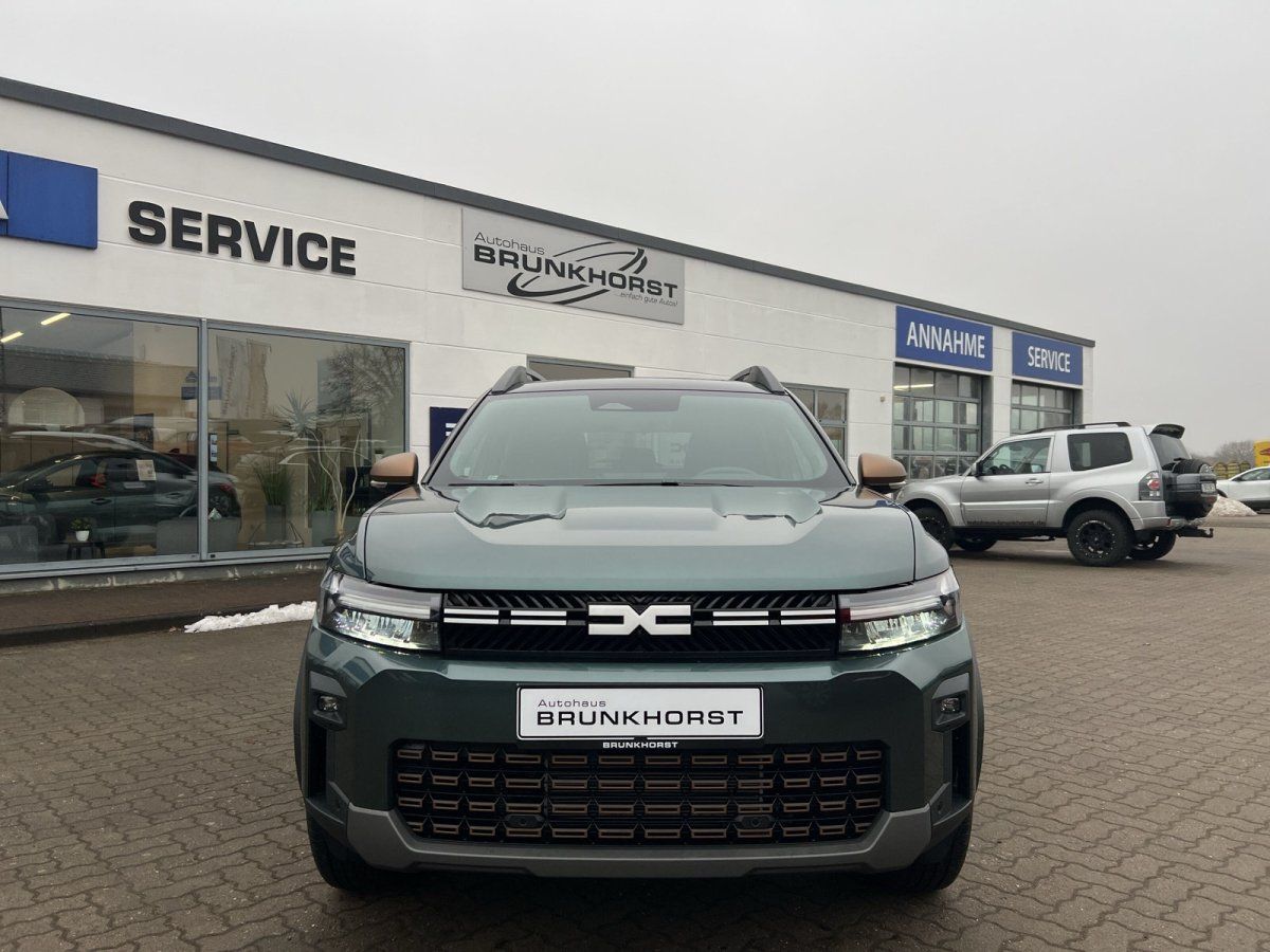 Dacia Duster SUV in Dunkelgrün Frontansicht im Autohaus Brunkhorst Showroom