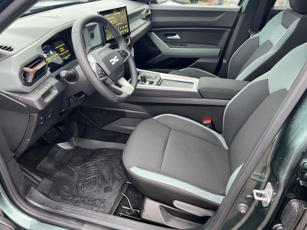 Dacia Innenraum mit Cockpit, Ledersitze und Infotainment-Display – modernes SUV Interieur