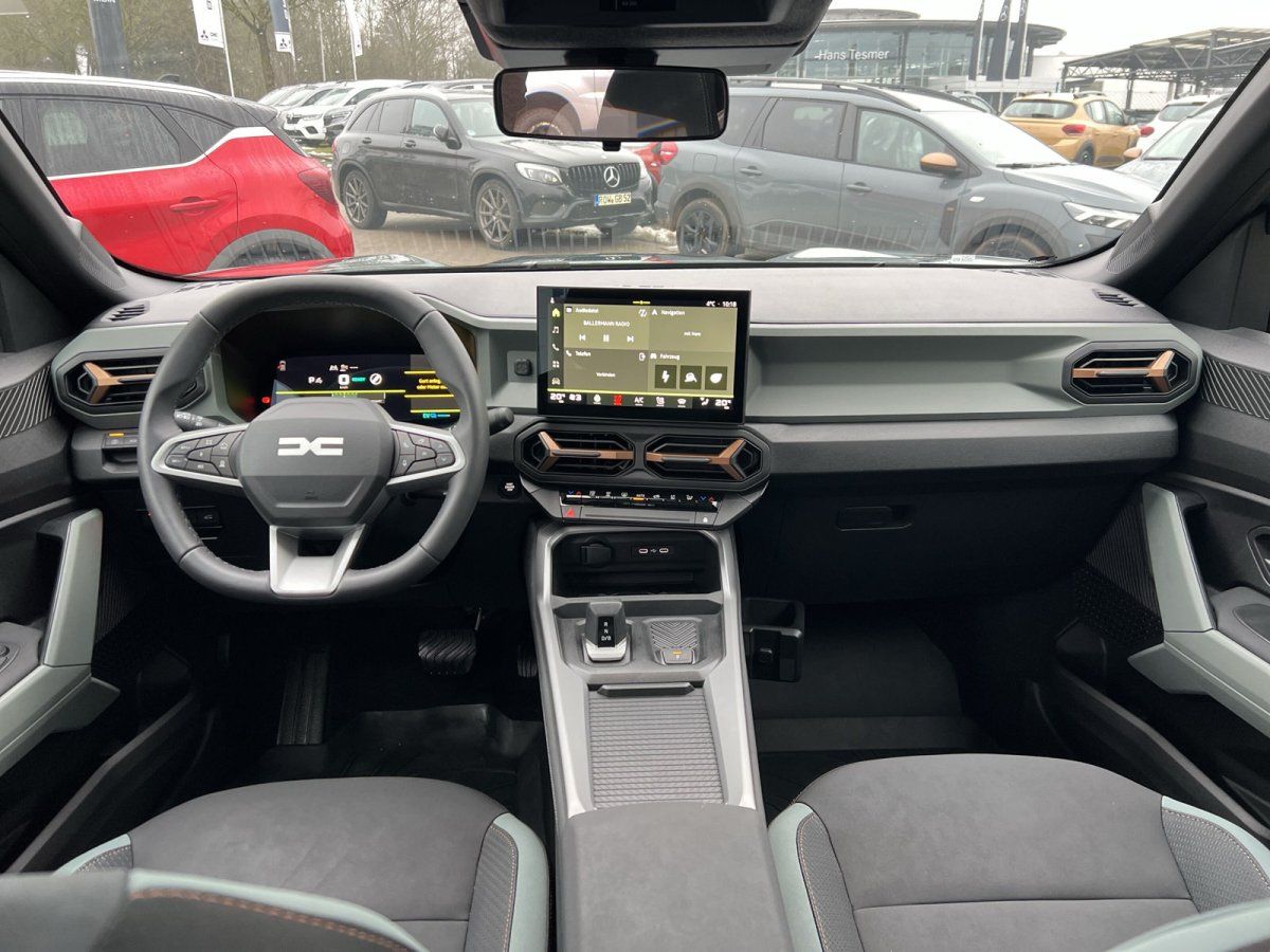 Dacia Innenraum mit Touchscreen, Lederlenkrad und modernem Cockpit-Design im Autohaus