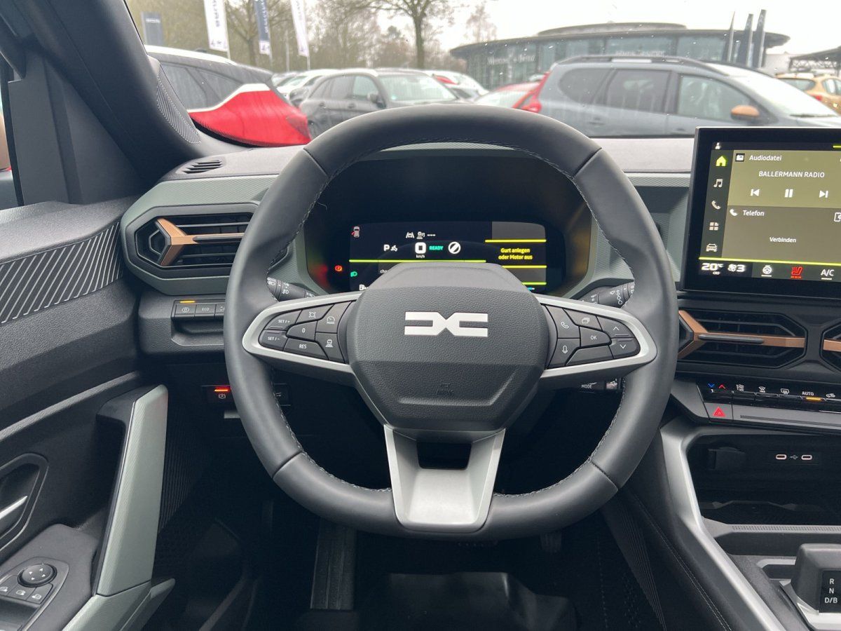 Dacia Innenraum mit Lenkrad und Infotainment-Display im Autohaus