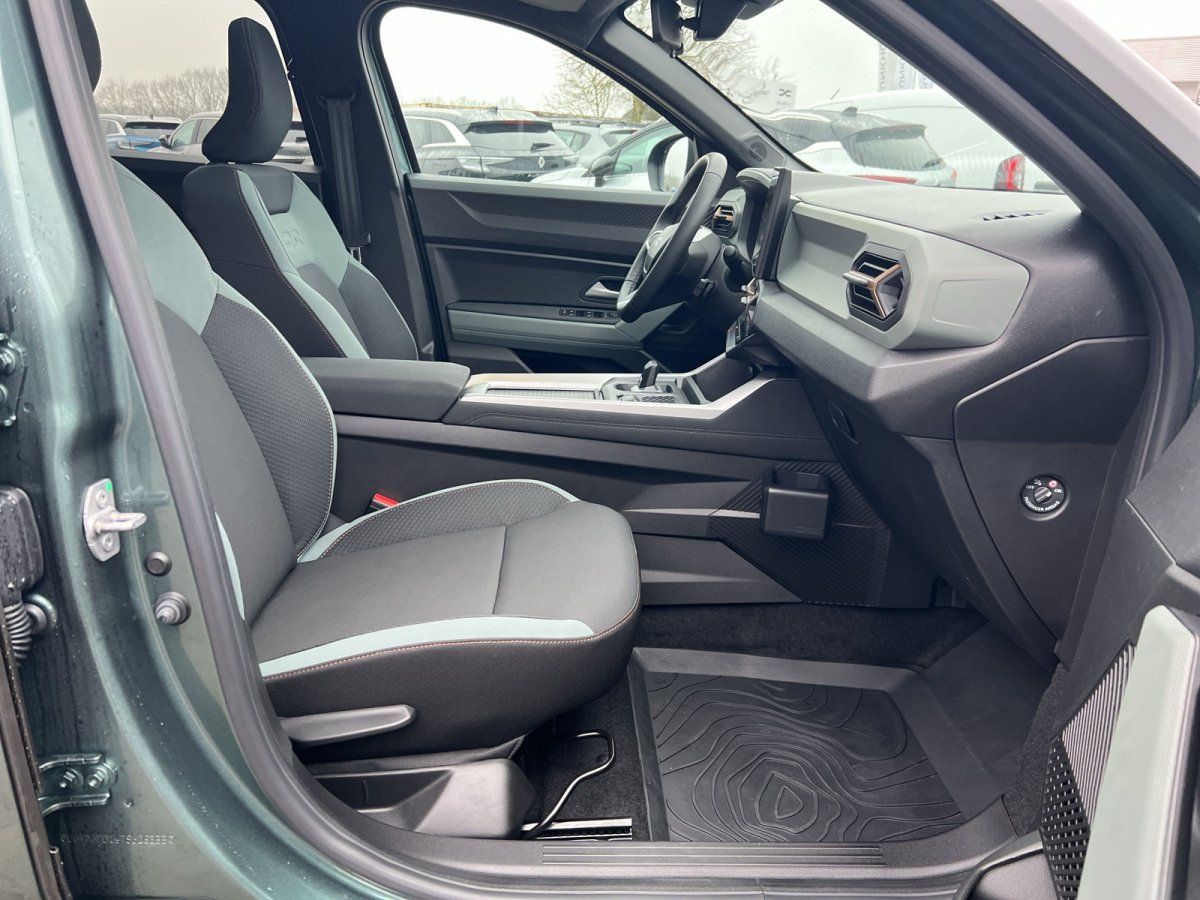 Fahrzeuginnenraum mit schwarzen Sportsitzen und modernem Cockpit in einem SUV-Showroom