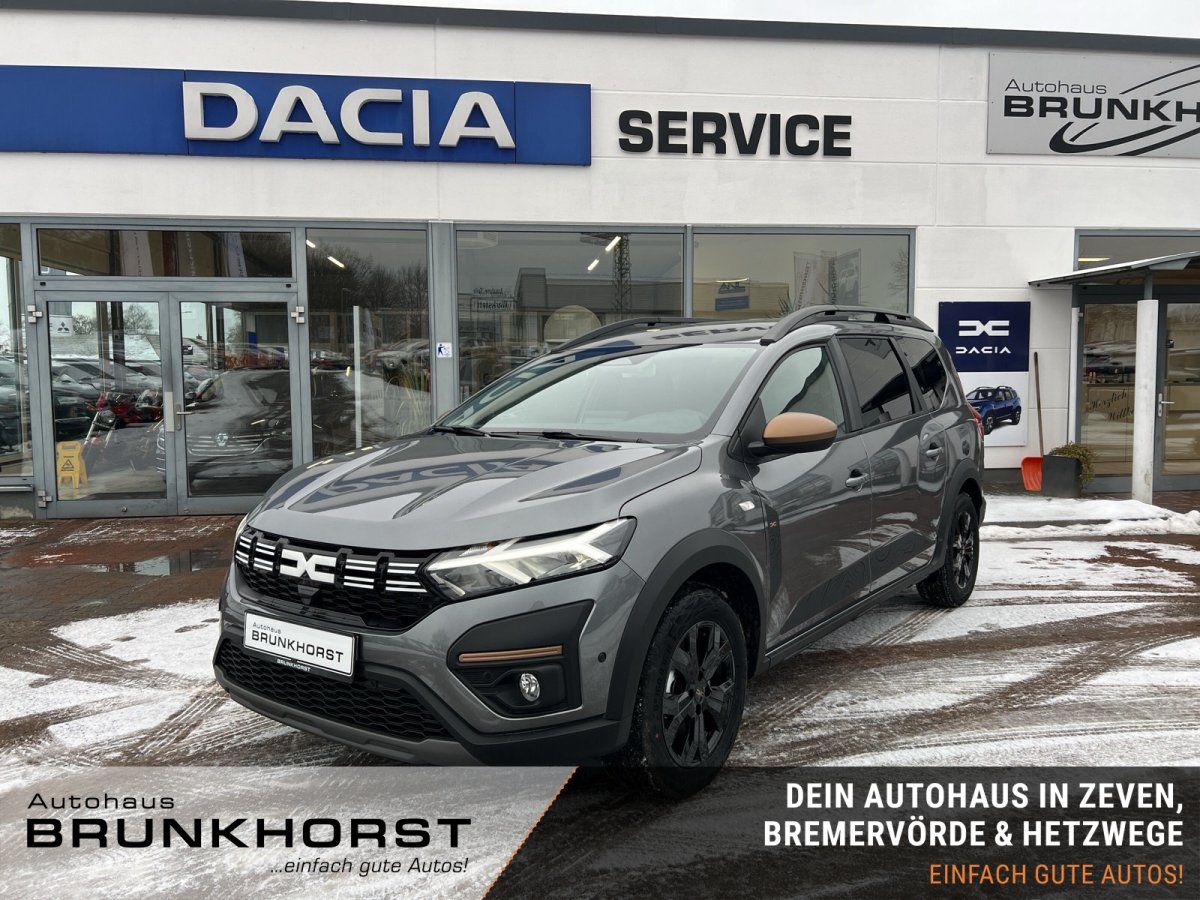 Grauer Dacia Jogger Extreme im Autohaus Brunkhorst mit schwarzen Felgen und Kupfer-Akzenten