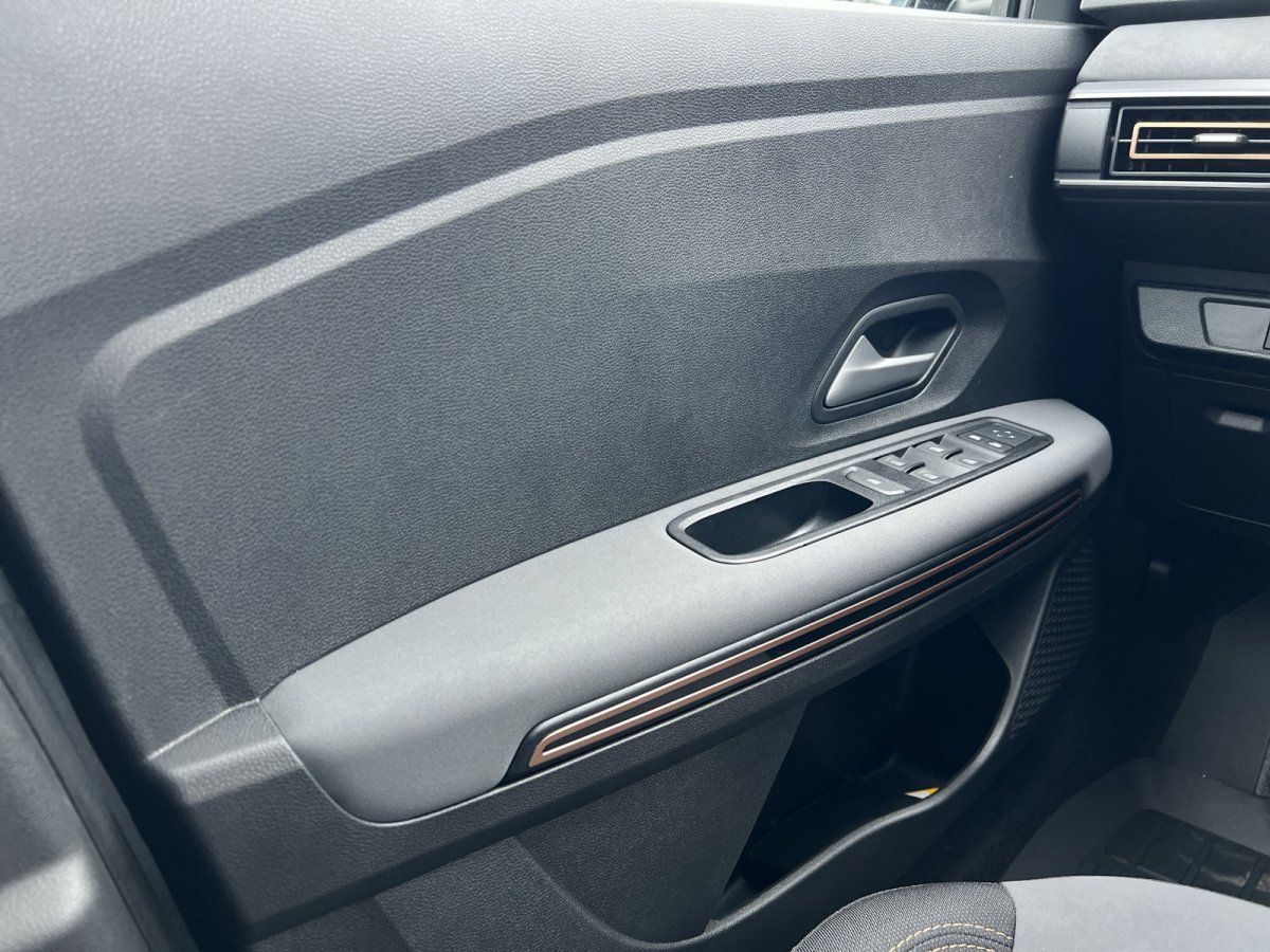 Fahrzeugtür Innenansicht mit Fensterheber und Türgriff im Autohaus Showroom