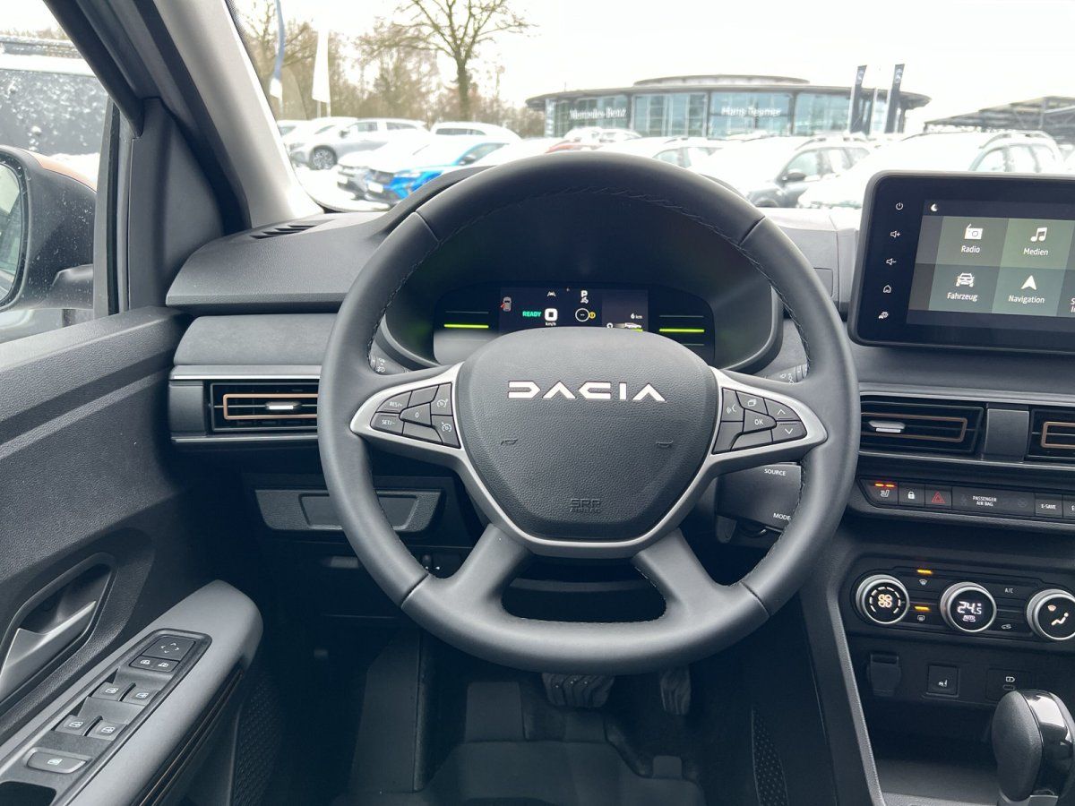 Dacia Innenraum Cockpit mit Lenkrad, digitalem Tacho und Infotainment-Display im Autohaus