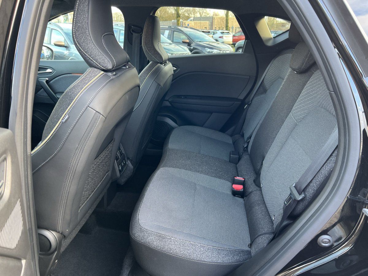 Fahrzeug Innenraum Rücksitzbank grau schwarz gepflegt Kompakt-SUV