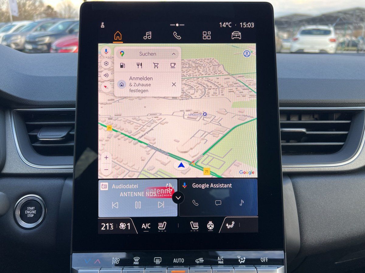 Renault Innenraum mit großem Touchscreen-Infotainment und Google Maps Navigation im Autohaus