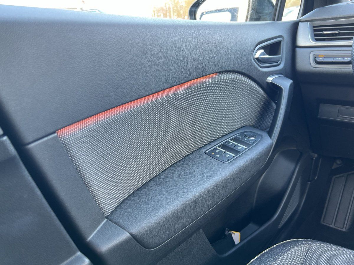 Fahrzeugtür Innenansicht mit Fensterheber-Schaltern und rotem Dekor-Akzent