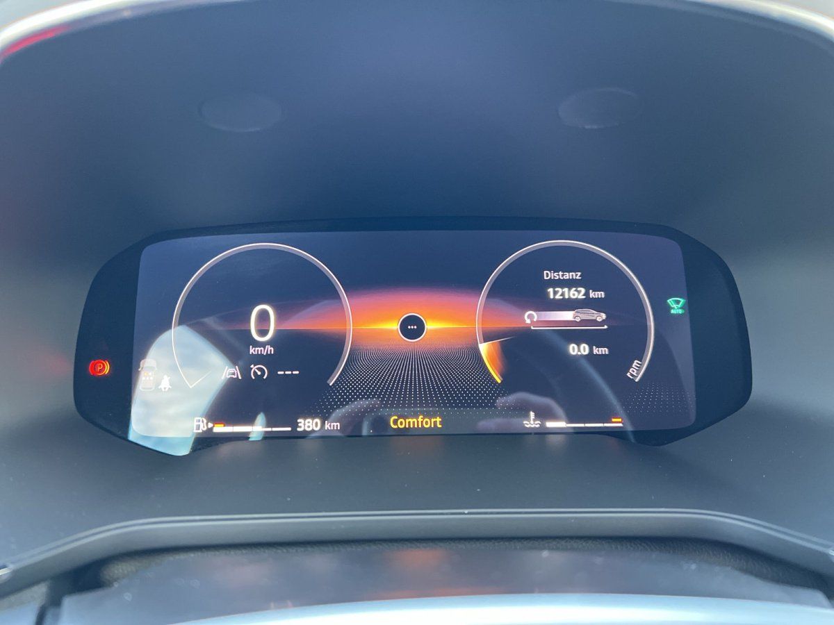 Digitales Kombiinstrument Innenraum mit Tachoanzeige 0 km/h, Comfort-Modus, 380 km Reichweite im Autohaus