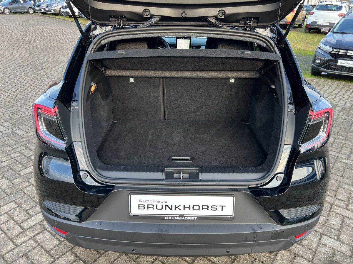 Schwarzes Fahrzeug mit geöffneter Heckklappe im Autohaus Brunkhorst – Kofferraum leer