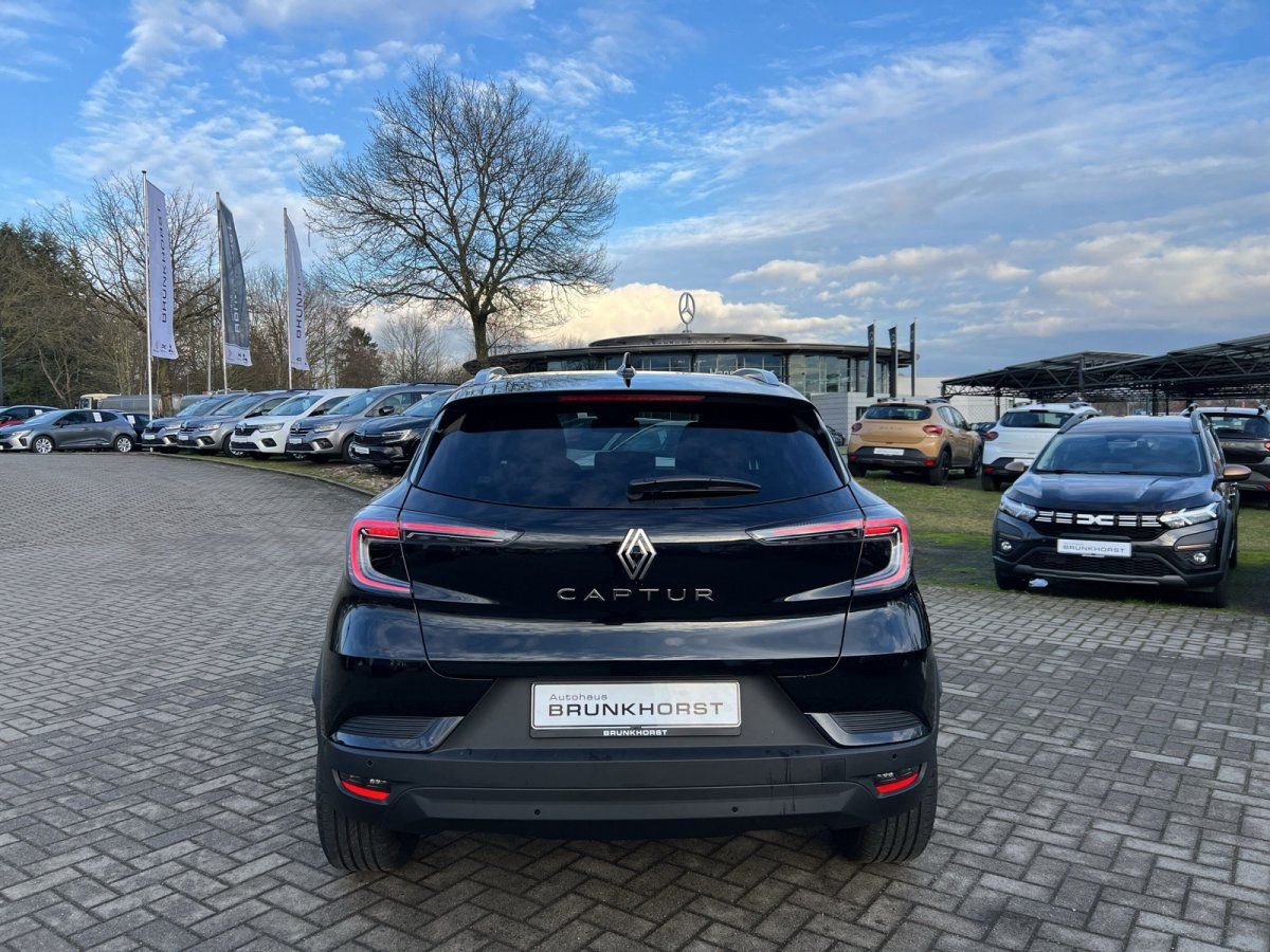 Schwarzer Renault Captur von hinten im Autohaus Brunkhorst Showroom