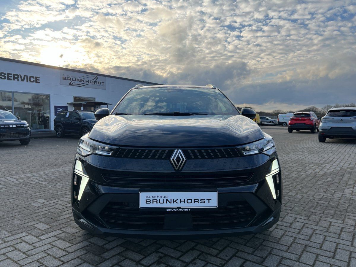 Schwarzer Renault Austral Frontansicht im Autohaus Brunkhorst Showroom