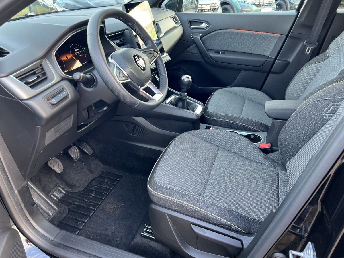 Renault Innenraum mit grauem Stoffsitz, Lenkrad und Schaltgetriebe im Autohaus