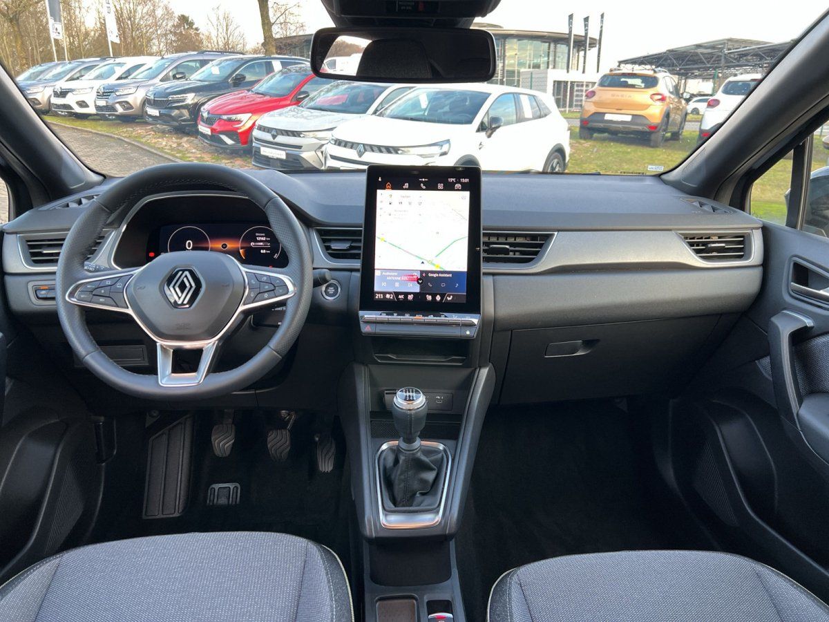 Renault Arkana Innenraum mit großem Touchscreen-Navi, Lederlenkrad und Schaltgetriebe im Autohaus