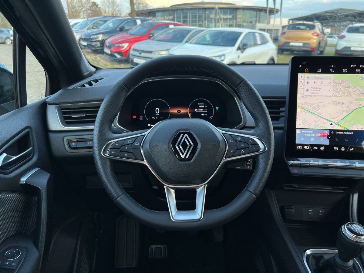 Renault Innenraum mit Lenkrad, Digitalcockpit und Navigationssystem im Autohaus