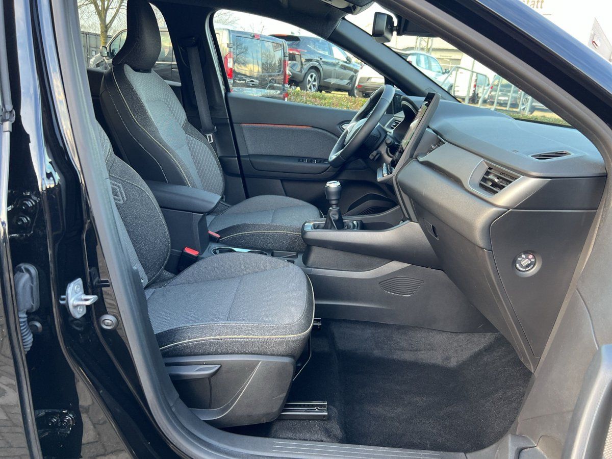 Fahrzeug Innenraum Vordersitze schwarz mit Armaturenbrett und Schaltgetriebe