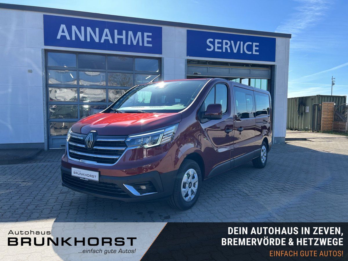 Renault Trafic in Rot - Frontansicht des modernen Transporters im Autohaus Showroom