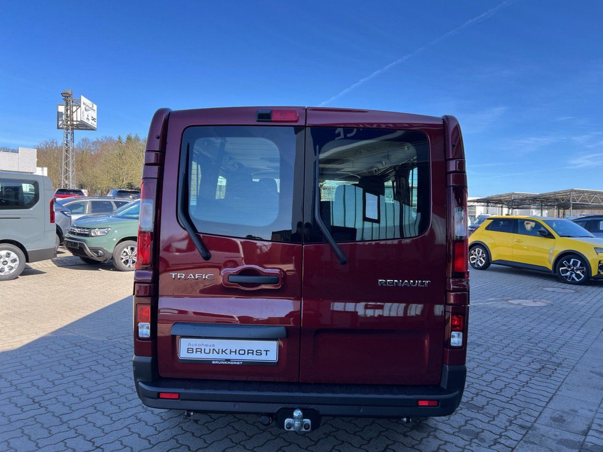 Renault Trafic in Rot - Heckansicht mit Hecktüren und Anhängerkupplung im Autohaus