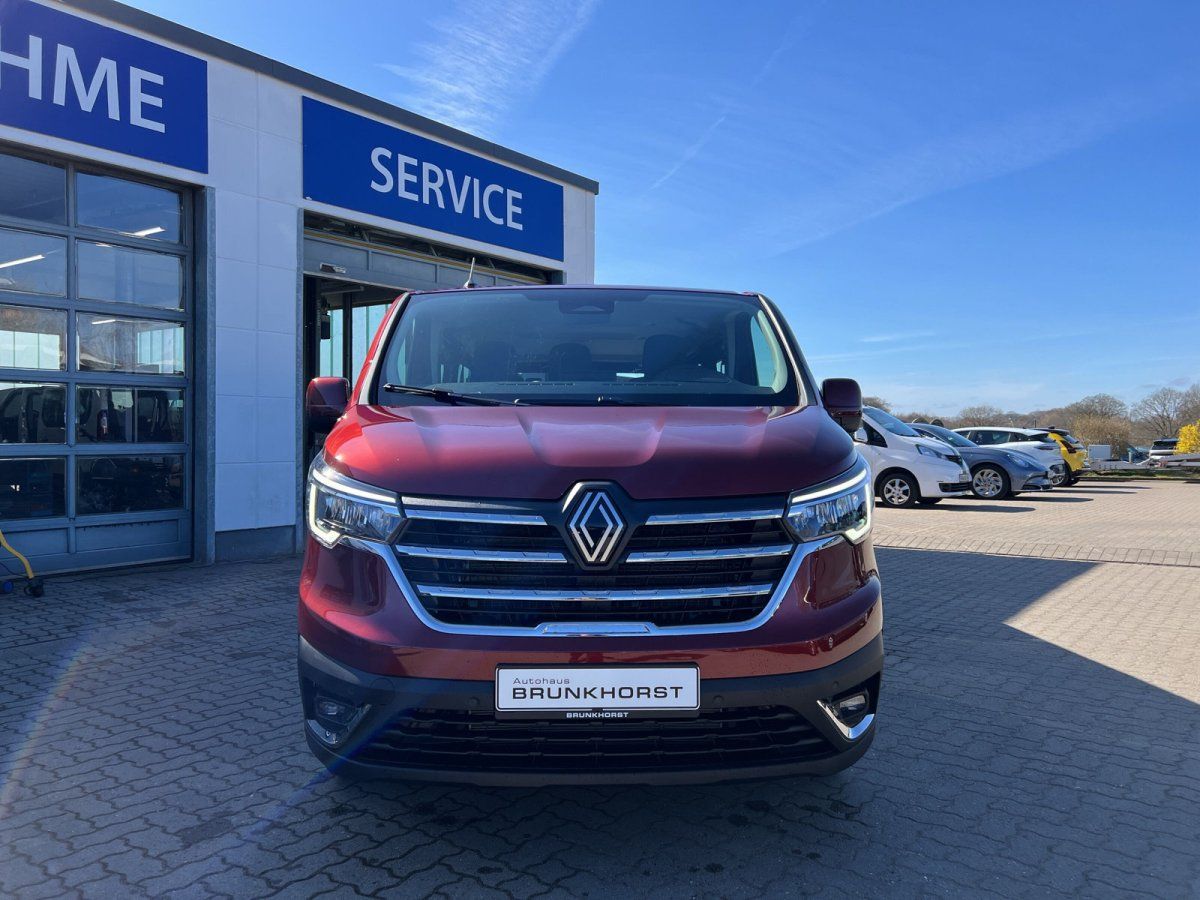 Renault Trafic in Rot - Frontansicht mit Renault Logo und modernem Design im Showroom