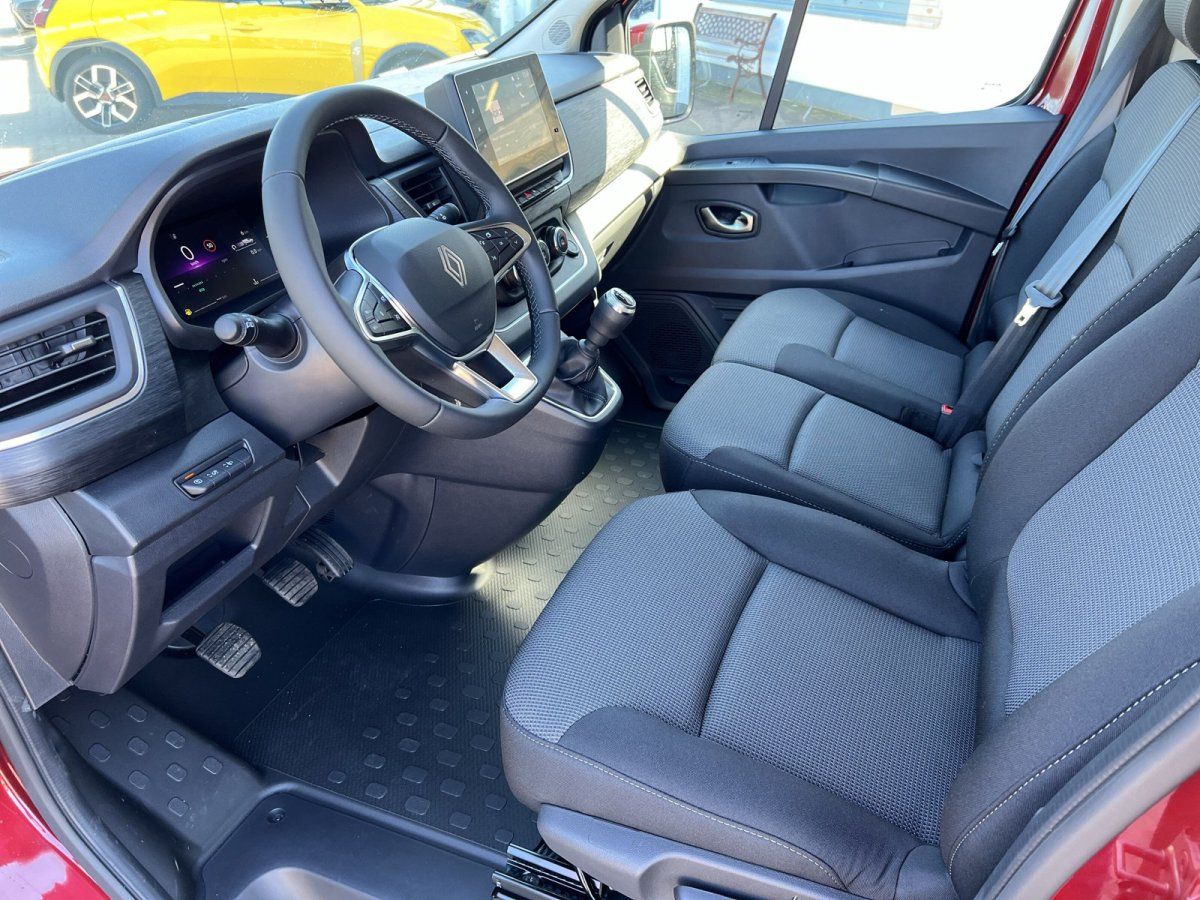 Renault Trafic Innenraum - Fahrerplatz mit Lenkrad, Armaturenbrett und grauem Stoffbezug