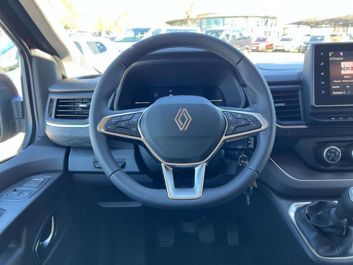 Renault Cockpit mit digitalem Tacho, Lenkrad und Infotainment-System im Autohaus