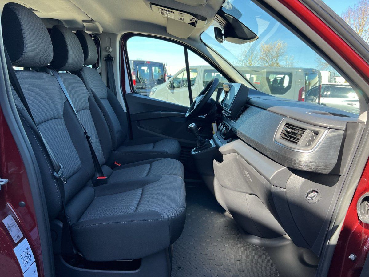 Renault Fahrzeug Innenraum mit Beifahrersitz und Armaturenbrett in grauer Ausstattung