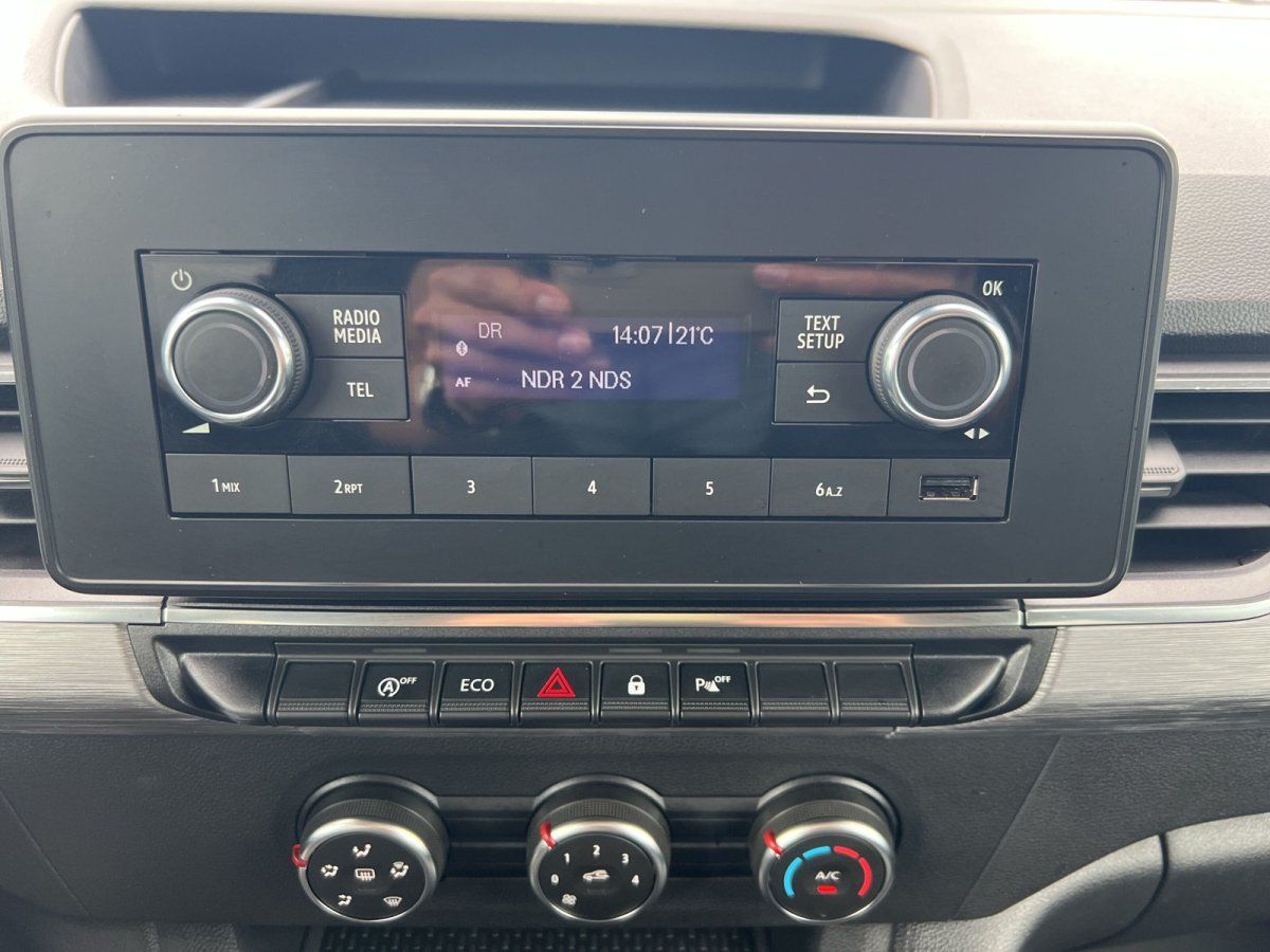 Fahrzeug Innenraum Mittelkonsole mit Radio, Klimaanlage und Bedienelemente