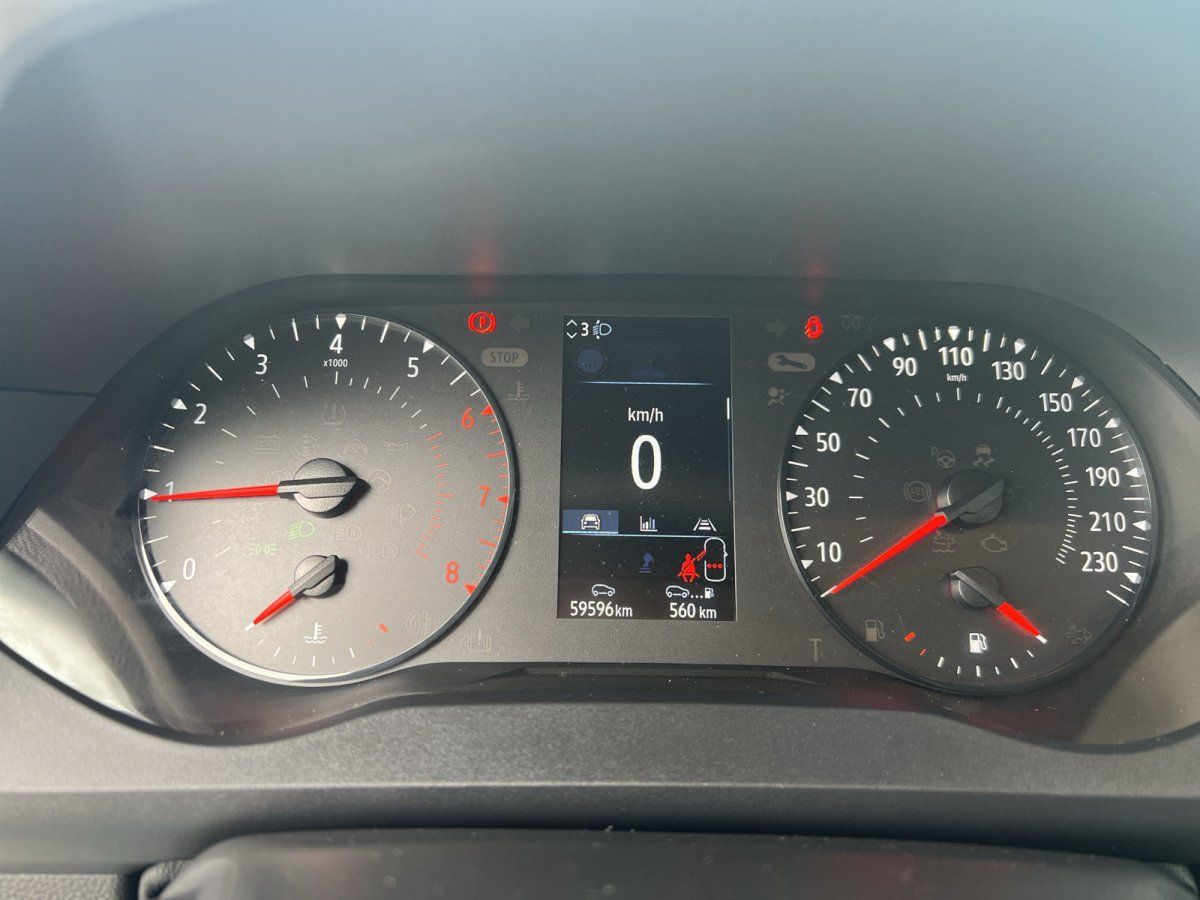 Innenraumansicht eines VW/SEAT Fahrzeugs in einem modernen Autohaus-Showroom