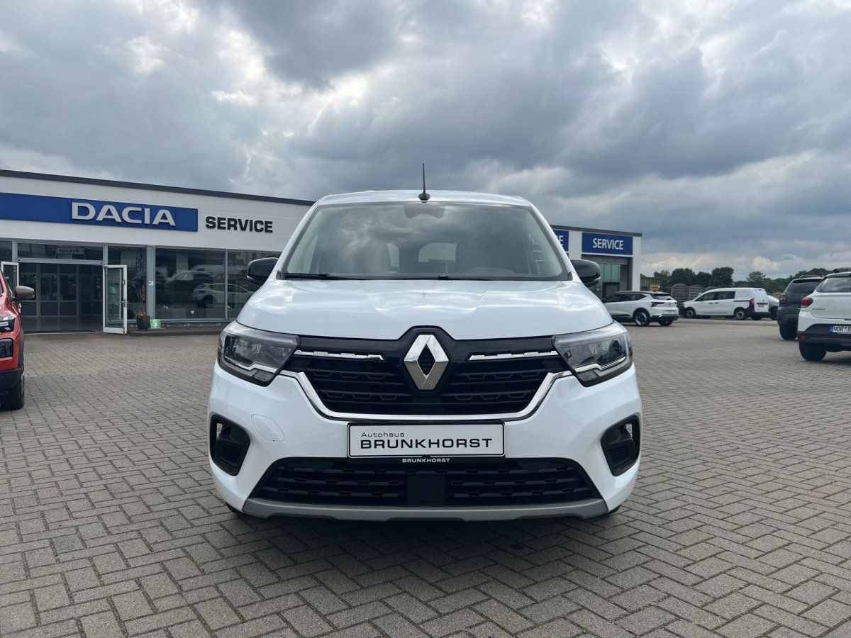 Weißer Renault Kangoo Frontansicht im Autohaus Brunkhorst Showroom