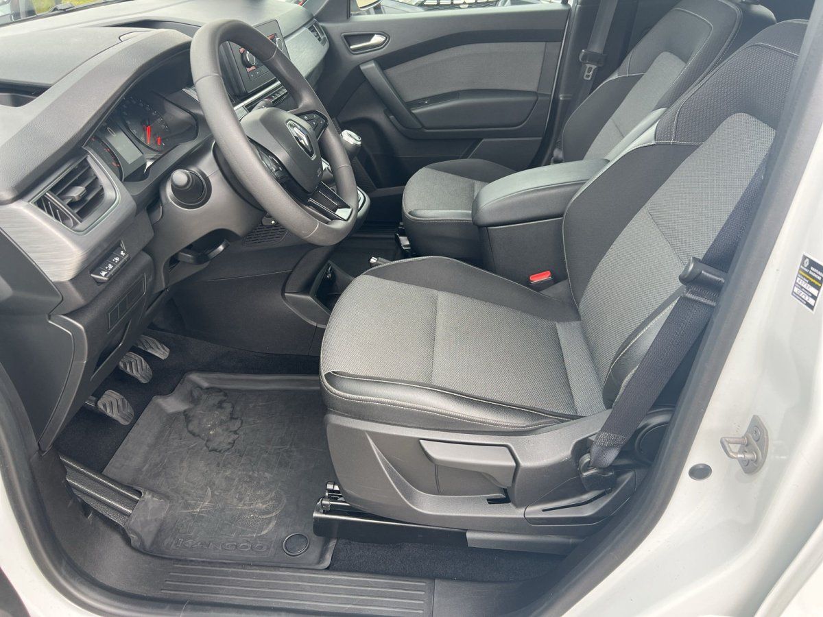 Renault Innenraum mit grauem Stoff-Sportsitz, Lenkrad und moderner Mittelkonsole