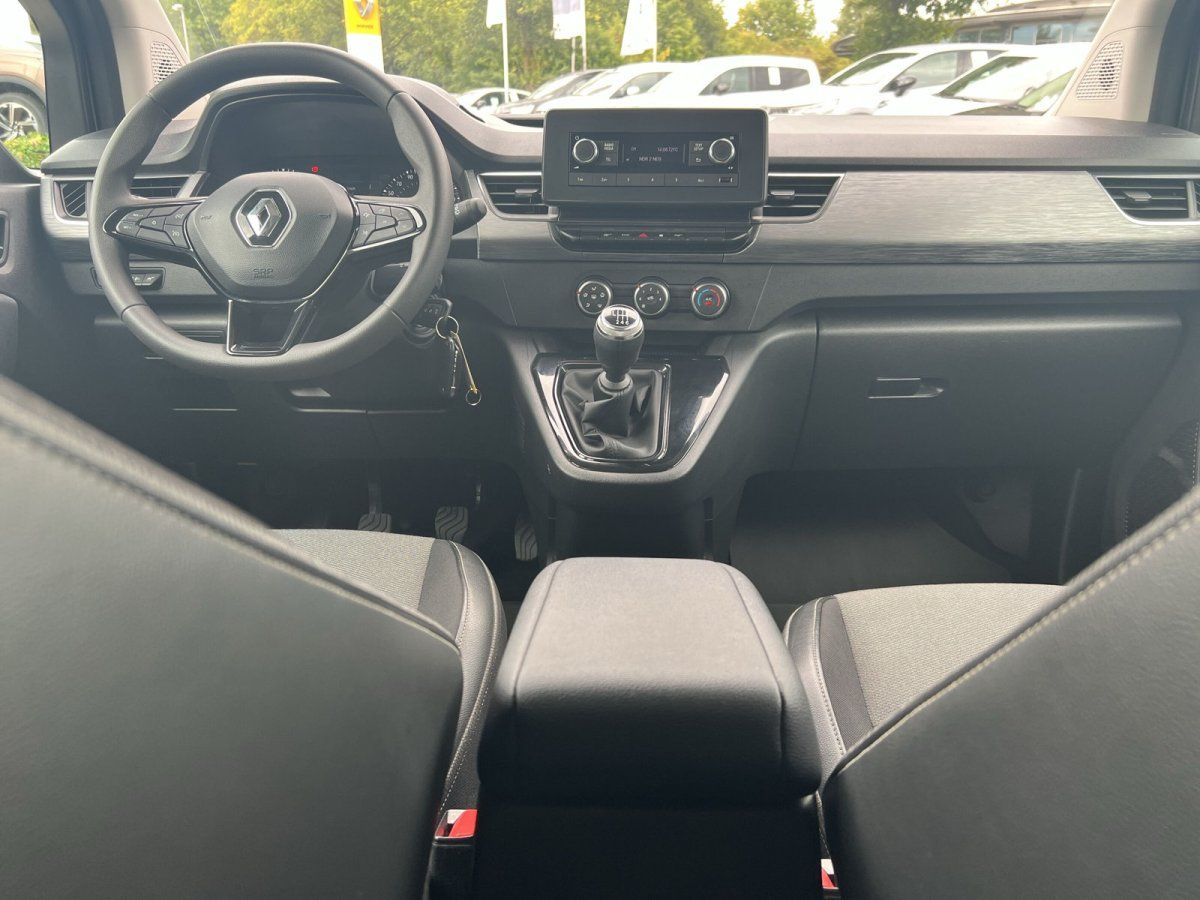 Renault Kangoo Innenraum mit Lenkrad, Infotainment-Display und manuellem Schaltgetriebe im Autohaus