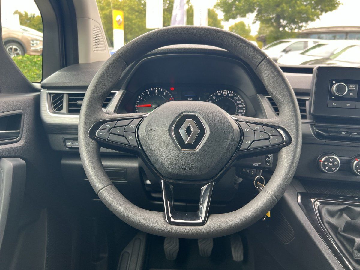 Renault Innenraum mit Lenkrad, Kombiinstrument und Mittelkonsole im Autohaus